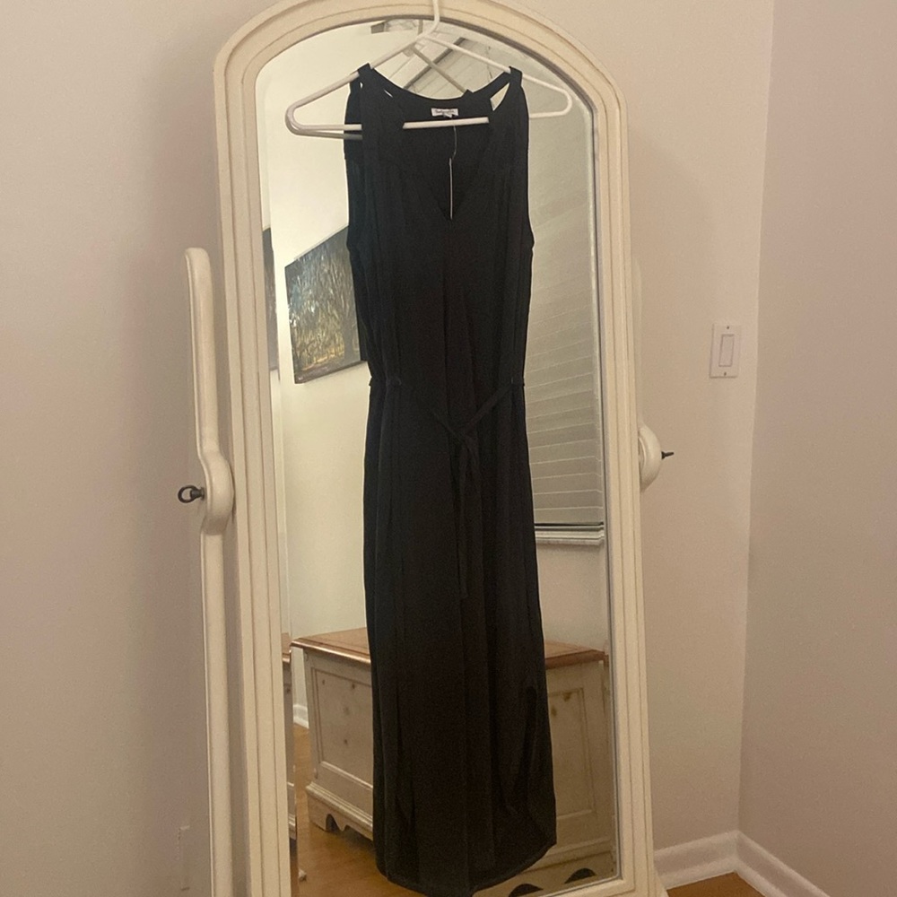 Black sleeveless dress